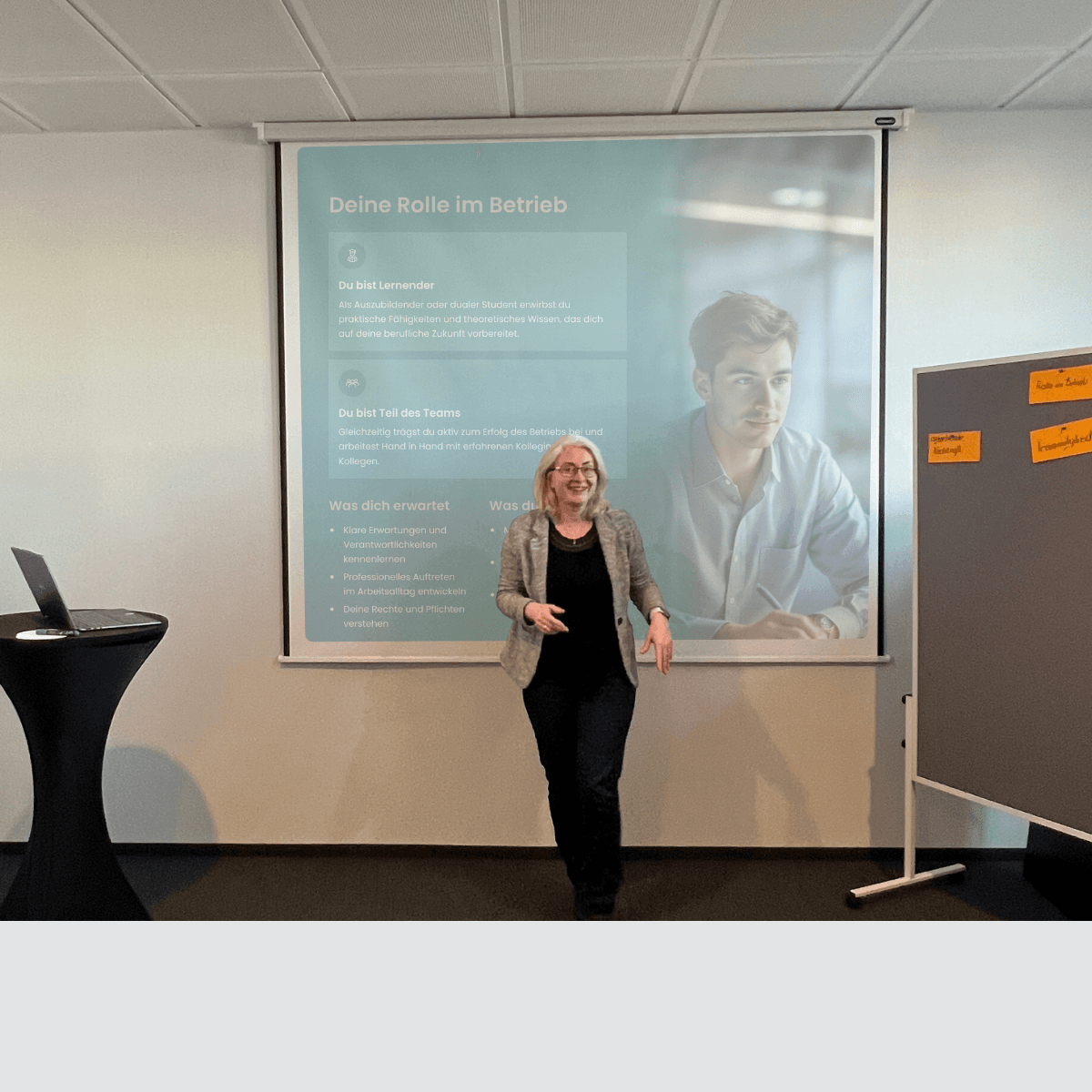 Katharina Epp moderiert eine Schulungssituation